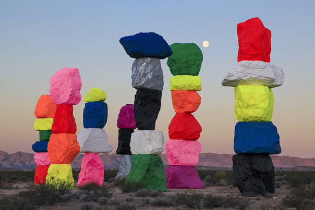 Tótems_de_colores_en_el_desierto_por_Ugo-Rondinone05