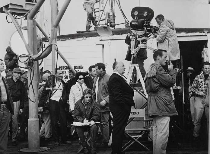 Alfred-Hitchcock-en-el-rodaje-de-Los-pa¦üjaros-1963-®-UNIVERSAL-PICTURES-Album.jpg